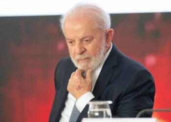 Lula sobre fogo: “Negacionistas não podem ignorar a crise climática”