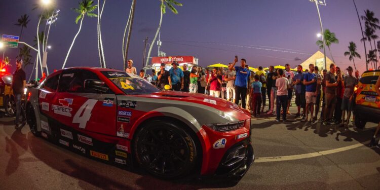 JHC faz passeio com carro da Nascar Brasil pela orla e destaca qualidade das vias da capital