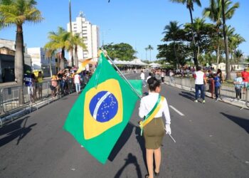 Desfile reúne população para celebrar os 207 anos da Emancipação Política de Alagoas