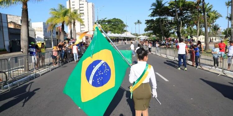 Desfile reúne população para celebrar os 207 anos da Emancipação Política de Alagoas