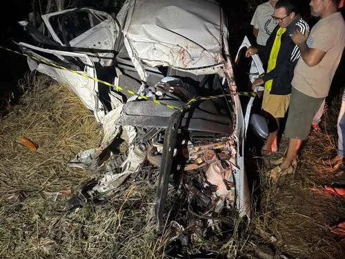 Carro colide em árvore e deixa condutor e passageiro mortos na AL-220, em Batalha