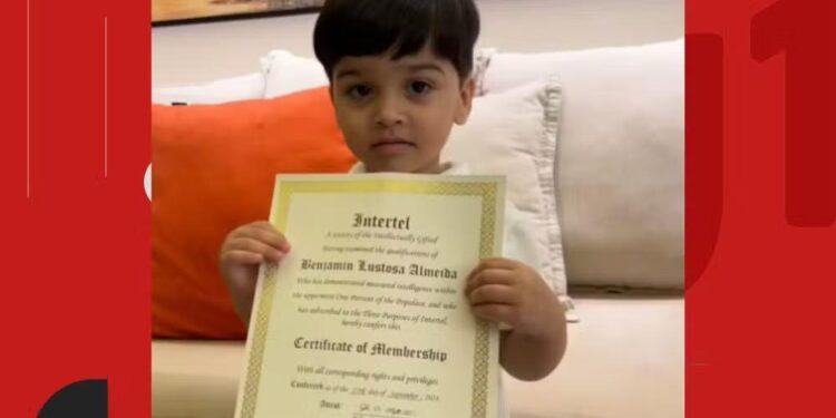 Menino de 2 anos que entrou em sociedade de alto QI fala nomes de animais em inglês e reconhece números em lousa