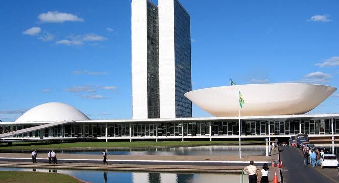 Emendas de senadores e deputados decidiram reeleição de prefeitos