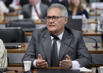 Senador Renan Calheiros volta ao noticiário nacional com a mandioca