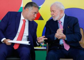 Renan Filho avisa Lula que vai deixar Ministério para disputar governo